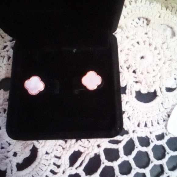 Beautiful Design Earrings - Picture 2 of 4